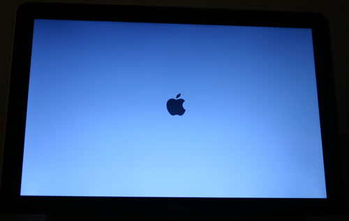 MacBook Screen nach dem ersten Einschalten