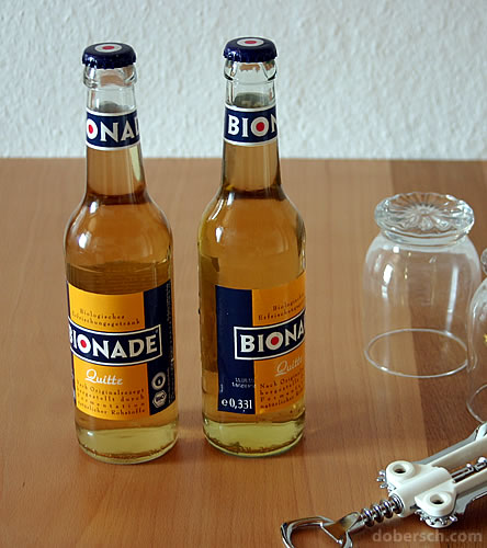 Zwei Bionade Quitte Flaschen (Zimmertemperatur und Eiskalt)