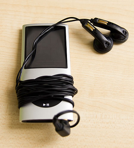 iPod Nano mit schwarzen Ohrhörern (H&H)
