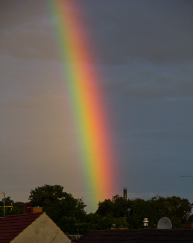 Kräftiger Regenbogen am Morgen