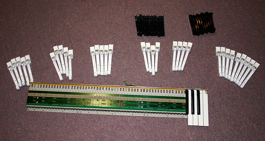 Roland Juno-106 Tastatur auseinandergenommen