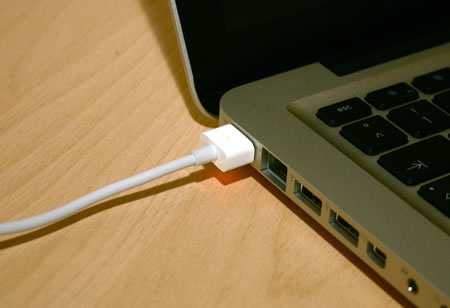 MacBook mit Strom versorgen (praktischer Stecker)