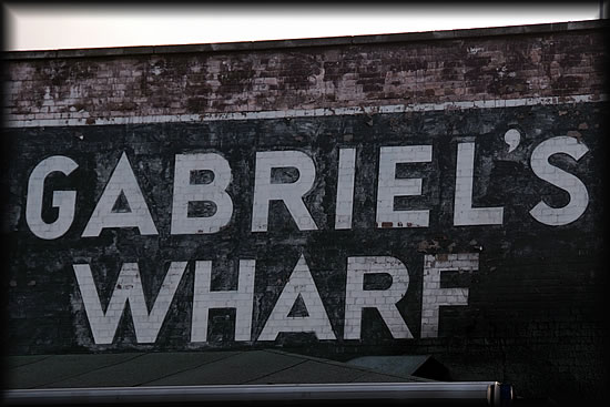 Gabriel's Wharf - mit im Englischen richtigen Apostroph