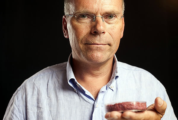 Professor Mark Post mit seinem künstlichen Burgerfleisch