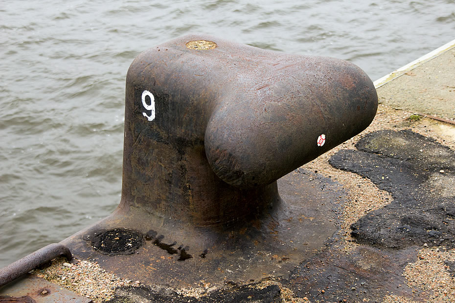 Poller an der Elbe in Hamburg (Hafen-City)