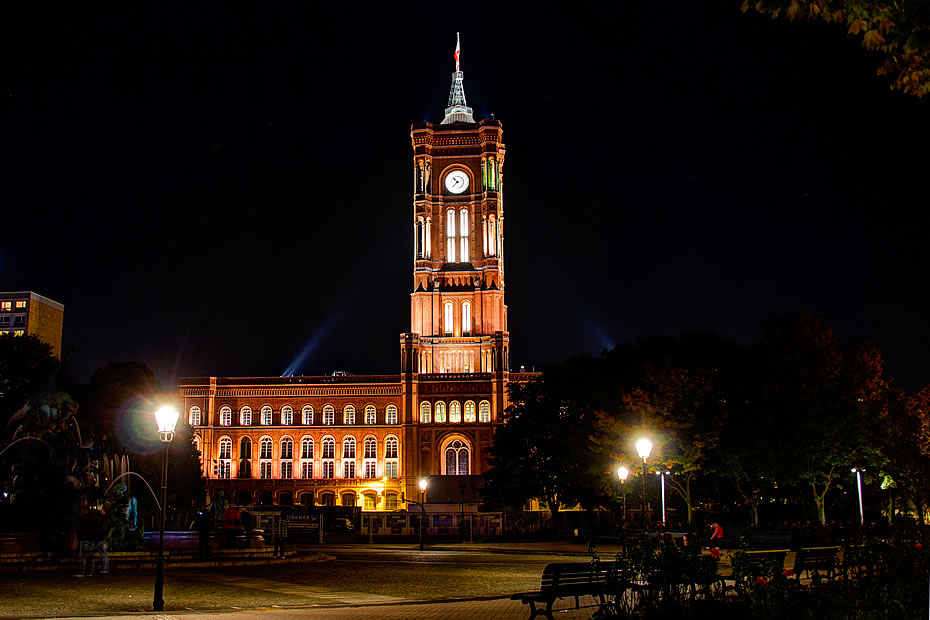 Rotes Rathaus in Berlin bei Nacht