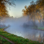 Morgentlicher Nebel über dem Kanal in Templin