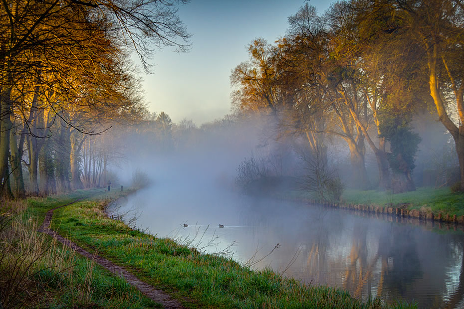 Morgentlicher Nebel über dem Kanal in Templin